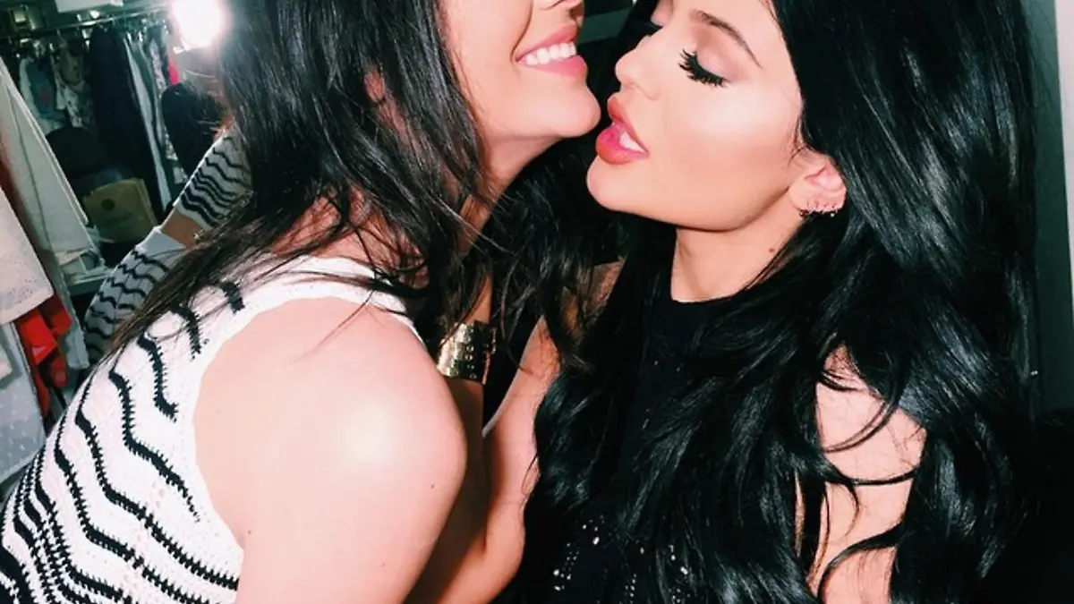 Well, a kiss with closed eyes is a good one. But maybe Kylie Jenner should have looked before where she will kiss her sister Kendall. A chin kiss is a litlle bit slobbery and icky.