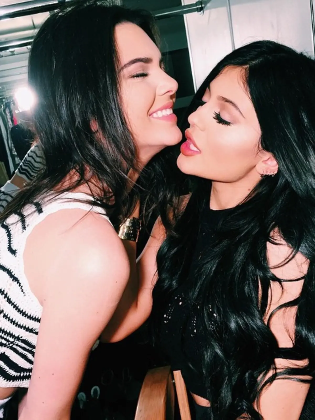 Well, a kiss with closed eyes is a good one. But maybe Kylie Jenner should have looked before where she will kiss her sister Kendall. A chin kiss is a litlle bit slobbery and icky.