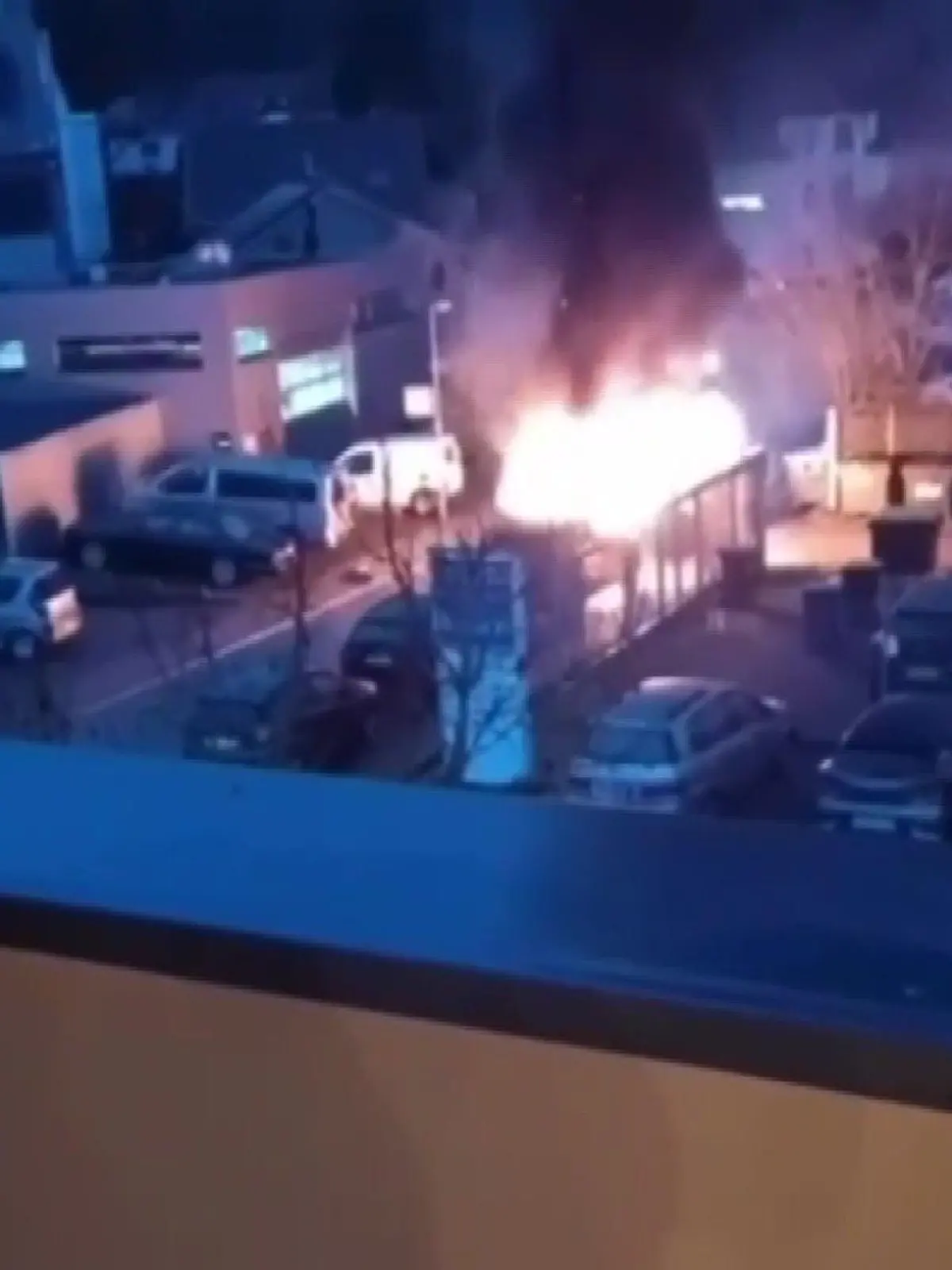 Schüsse und Explosion in Saarlouis: Unbekannte überfallen Geldtransporter, setzen das Fahrzeug in Brand - Polizei im Großeinsatz, Täter auf der Flucht, Geldtransporter Mitarbeiter nur leicht verletztte überfallen Geldtransporter
