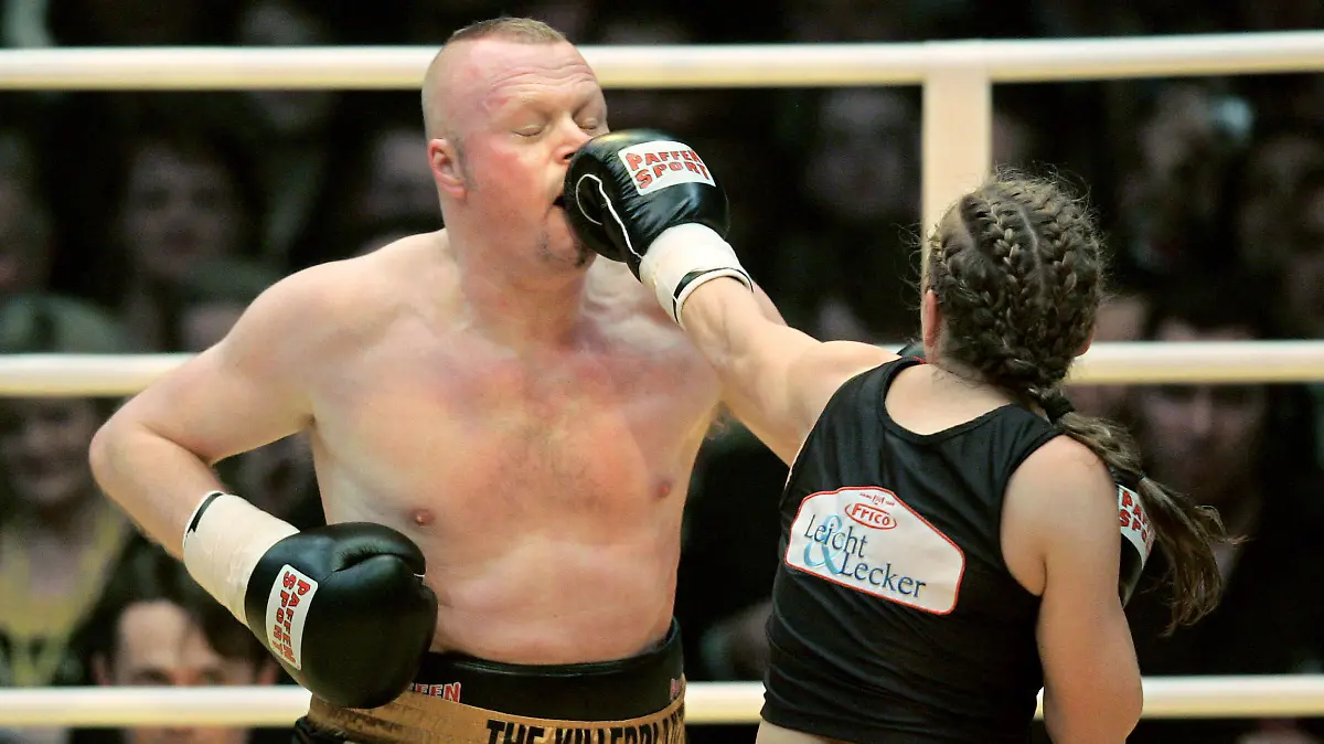 ARCHIV - 30.03.2007, Nordrhein-Westfalen, Köln: Die ehemalige Boxweltmeisterin Regina Halmich und Fernsehmoderator Stefan Raab boxen in der ausverkauften Kölnarena gegeneinander. (zu dpa "Als Box-Queen Halmich Türen eintritt und Raab die Nase bricht") Foto: picture alliance / dpa +++ dpa-Bildfunk +++