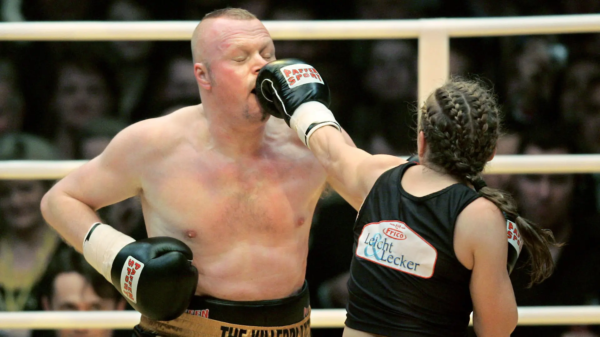 ARCHIV - 30.03.2007, Nordrhein-Westfalen, Köln: Die ehemalige Boxweltmeisterin Regina Halmich und Fernsehmoderator Stefan Raab boxen in der ausverkauften Kölnarena gegeneinander. (zu dpa "Als Box-Queen Halmich Türen eintritt und Raab die Nase bricht") Foto: picture alliance / dpa +++ dpa-Bildfunk +++
