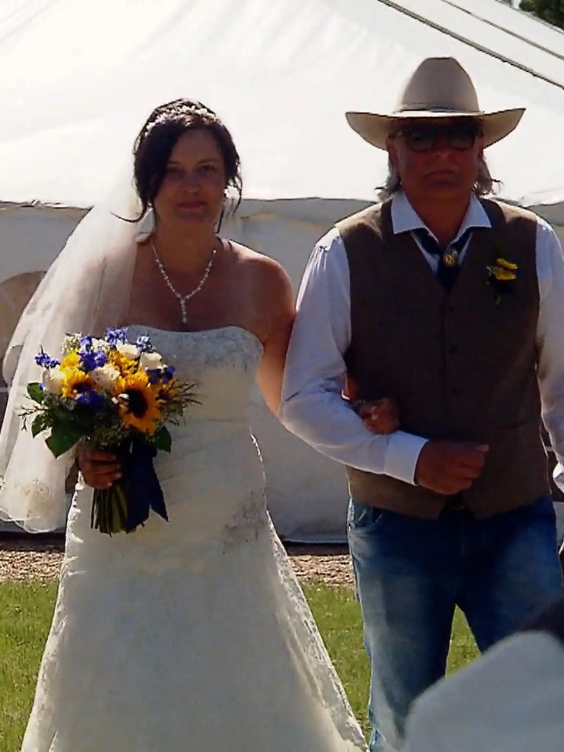 Bild zu: "Sabrina und Clint heiraten"
