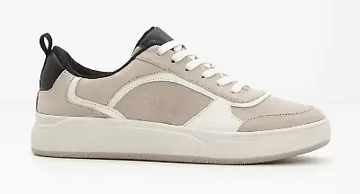 Beigefarbene Sneaker mit schwarzen Details