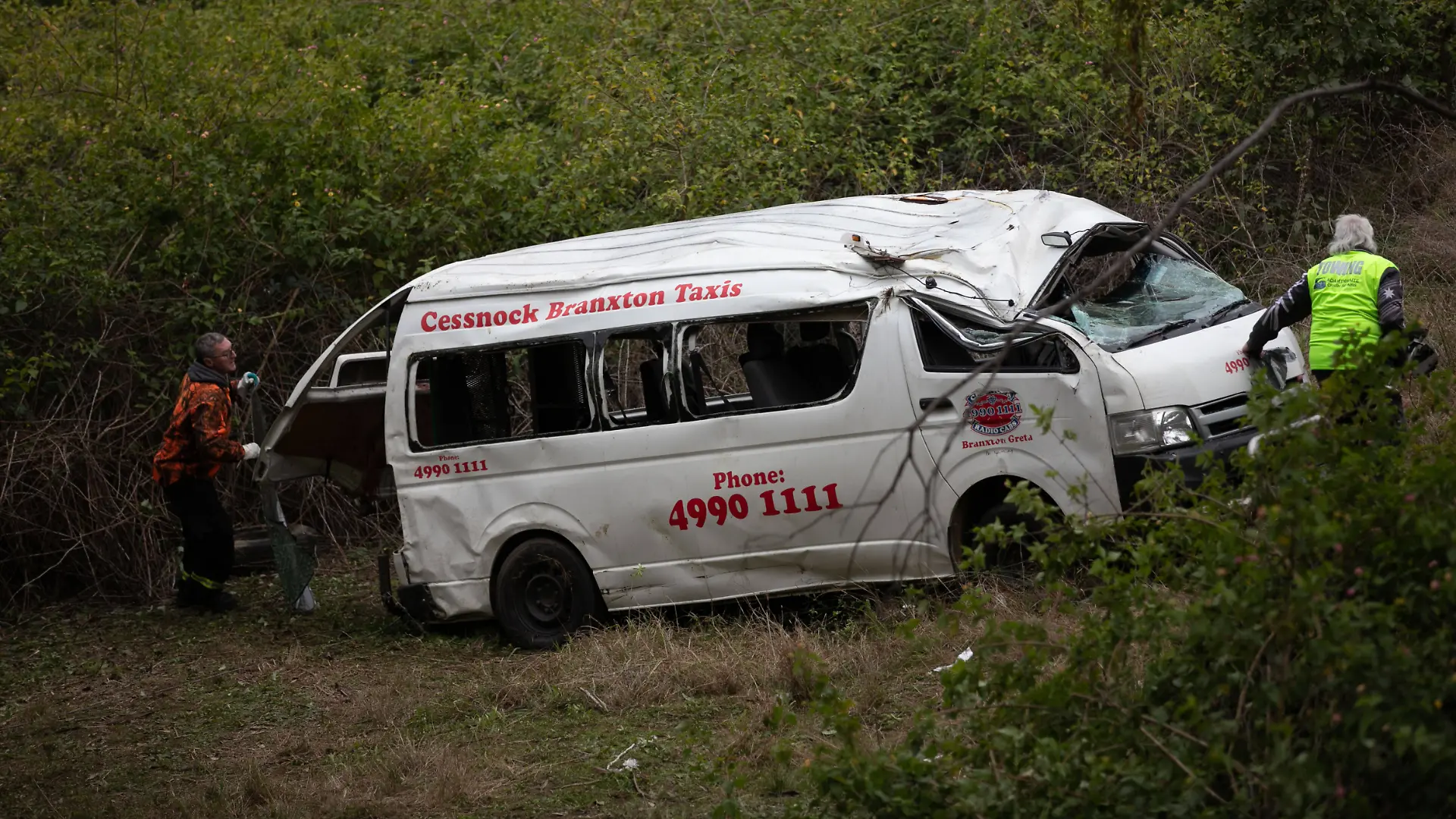 Der Minibus ist auf dem Weg zur Hochzeit verunglückt.