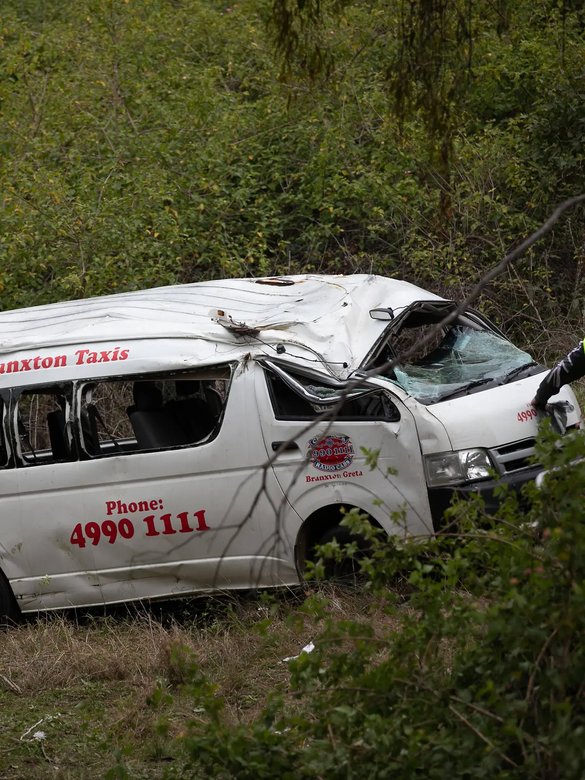 Der Minibus ist auf dem Weg zur Hochzeit verunglückt.