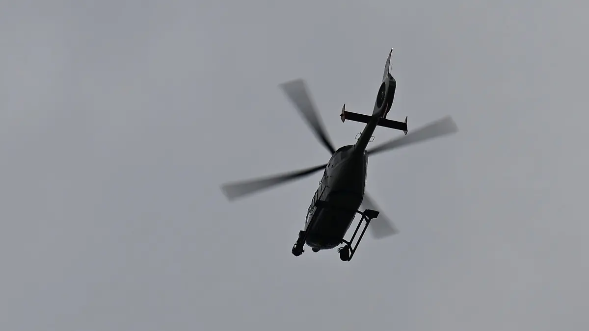 Die Suche nach einem vermissten Besatzungsmitglied läuft.