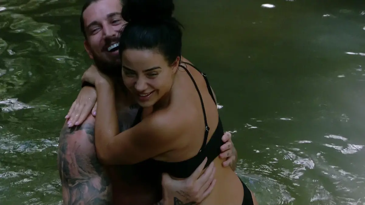 Mike Heiter und Leyla Lahouars gemeinsame Badesession im Dschungelcamp 2024.