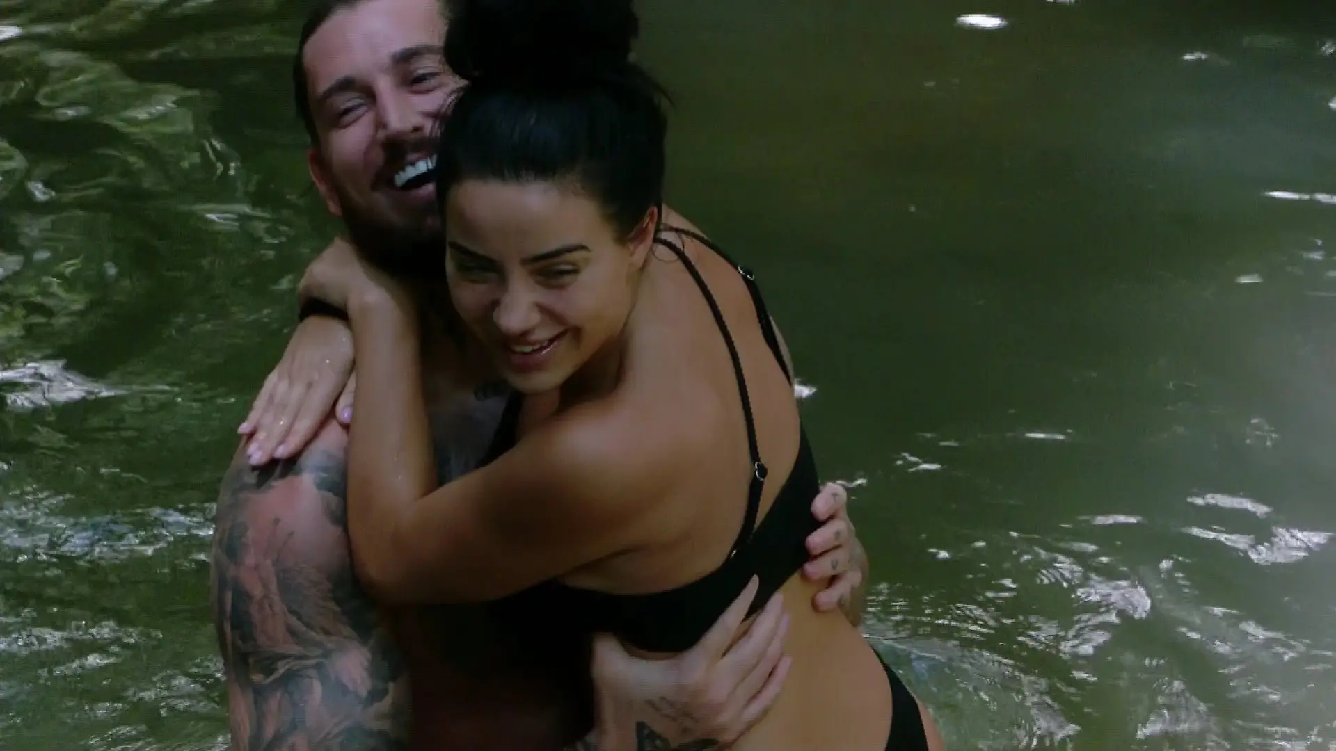 Mike Heiter und Leyla Lahouars gemeinsame Badesession im Dschungelcamp 2024.