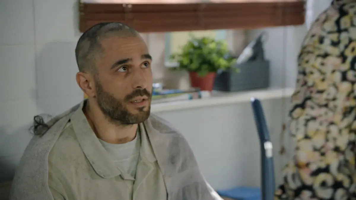 Tobias sieht sich zum ersten Mal ohne Haare GZSZ-Folge 8330 vom 7. August 2025 im TV