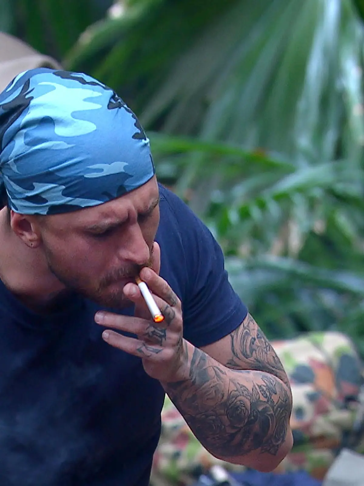 ACHTUNG: SPERRFRIST FÜR ALLE MEDIEN BIS SAMSTAG, 14.01.2023, 00.00 UHR !!! Tag 2 im Camp. Gigi Birofio hat Schmacht! Nachdem seine fünf Zigaretten aufgeraucht sind, sucht der Reality-Star nach neuen Wegen, um seine Sucht zu stillen.

Die Verwendung des sendungsbezogenen Materials ist nur mit dem Hinweis und Verlinkung auf RTL+ gestattet.