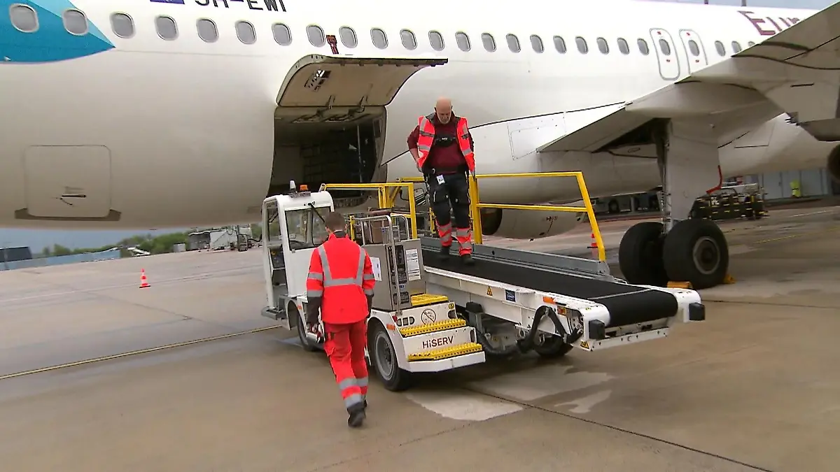 Hilfe für Flugzeugbelader Schwer Schleppen vorbei