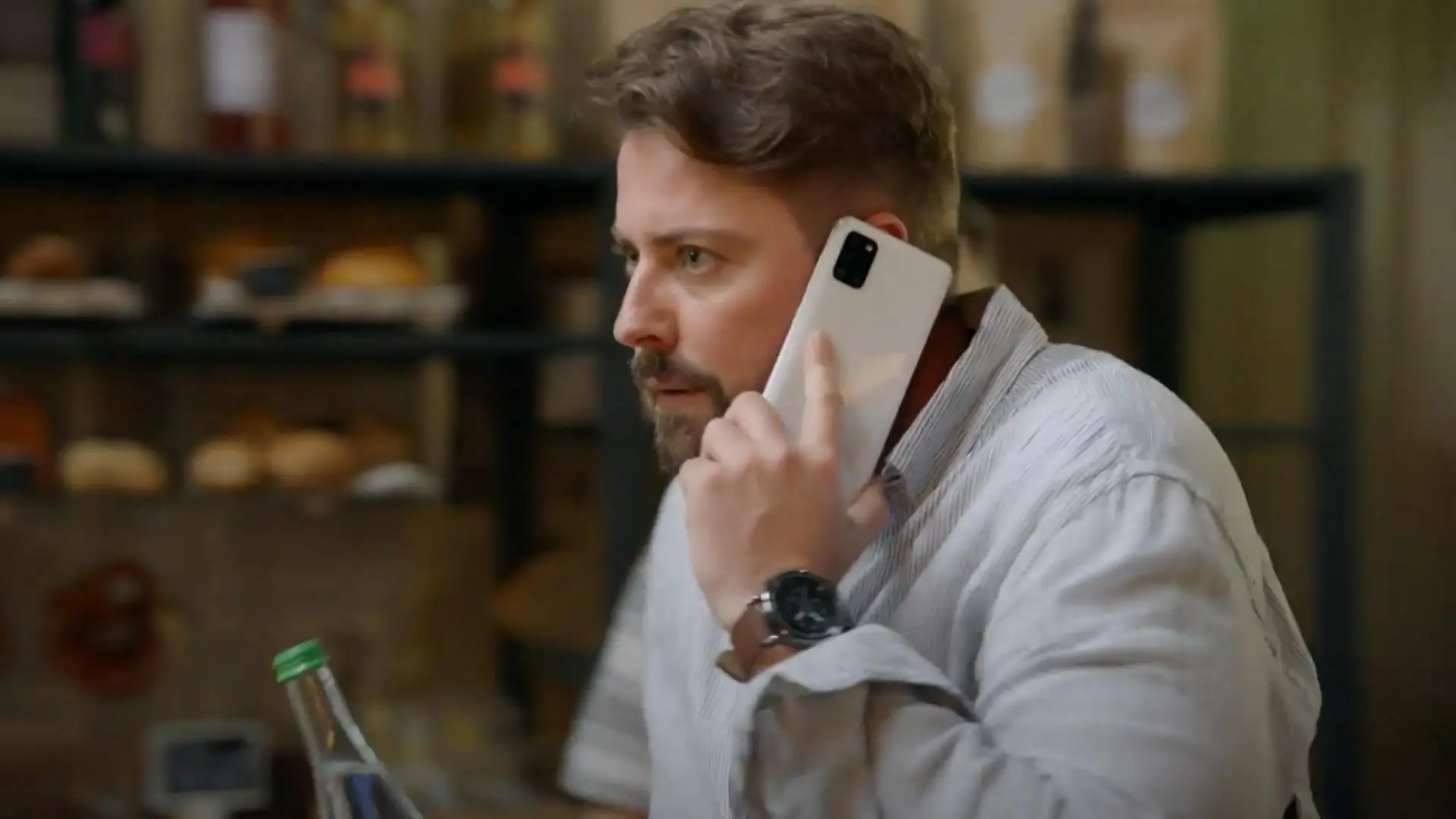 John bemerkt, wer sein Telefonat mitgehört hat. 