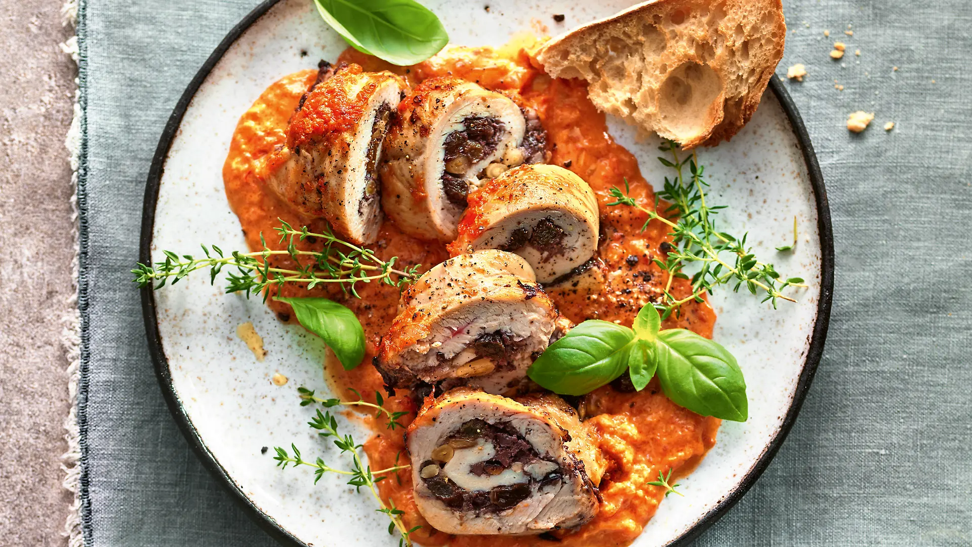 Hähnchen-Involtini Siciliana-Style mit Tomaten-Sahne-Sauce