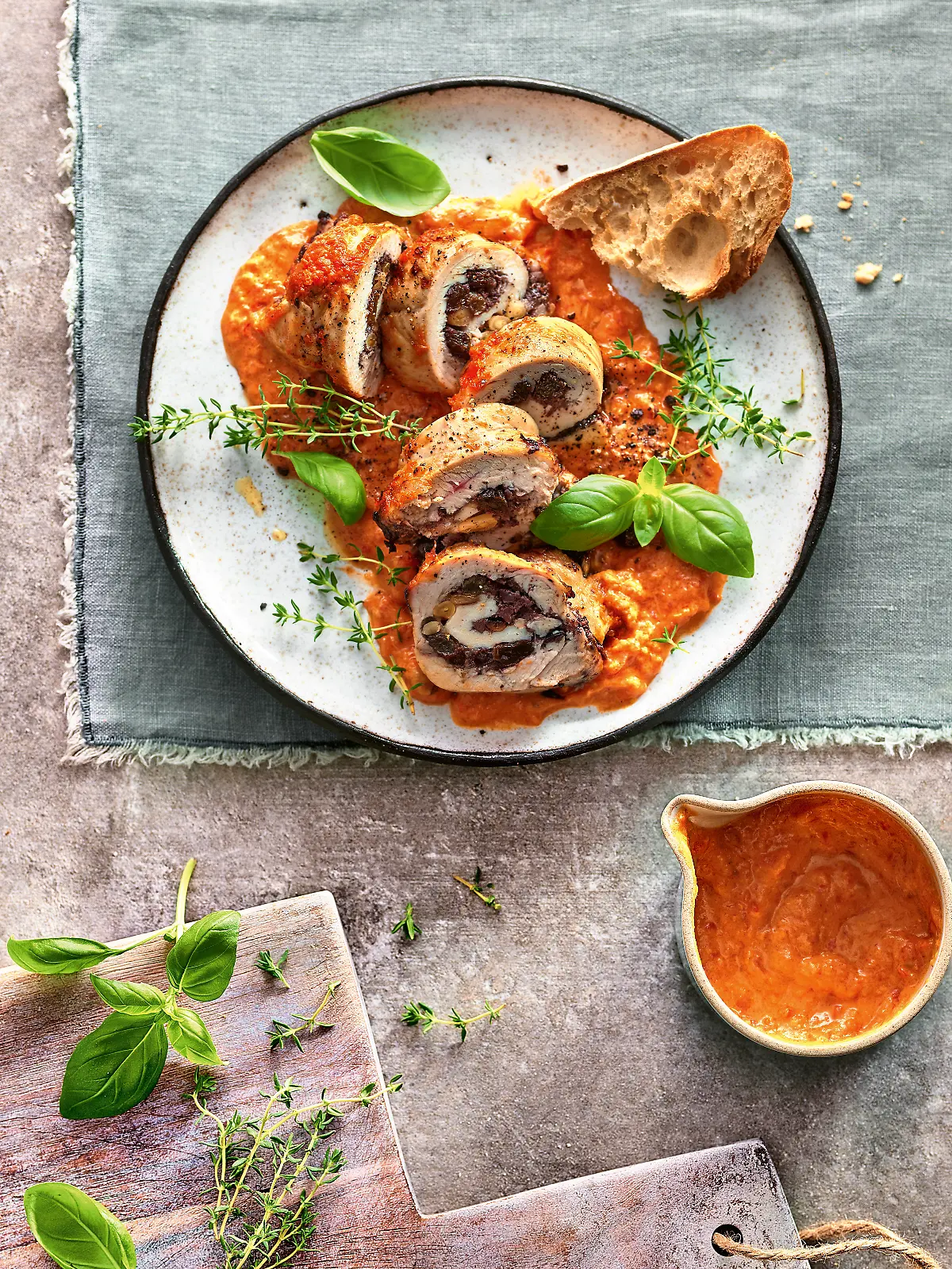 Hähnchen-Involtini Siciliana-Style mit Tomaten-Sahne-Sauce