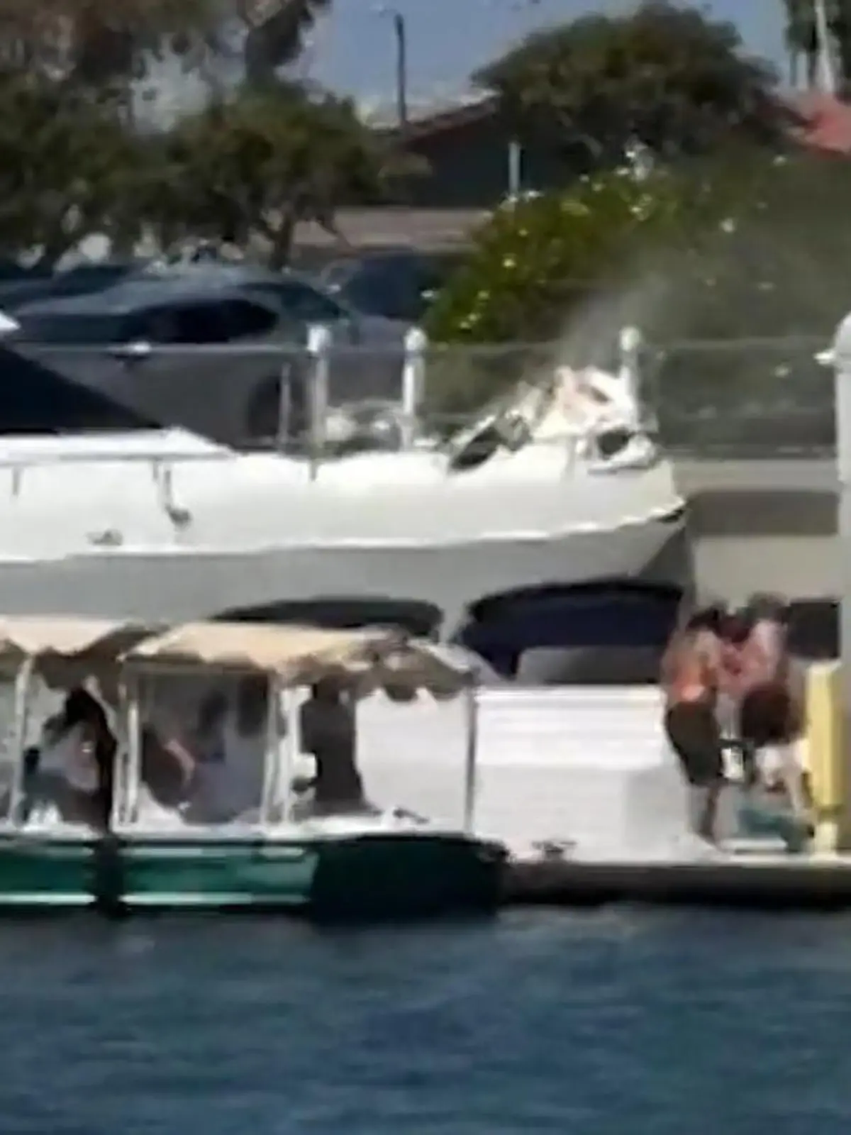 Bild zu: "Alarm im Hafen! Kapitän lenkt Yacht absichtlich in Mauer"