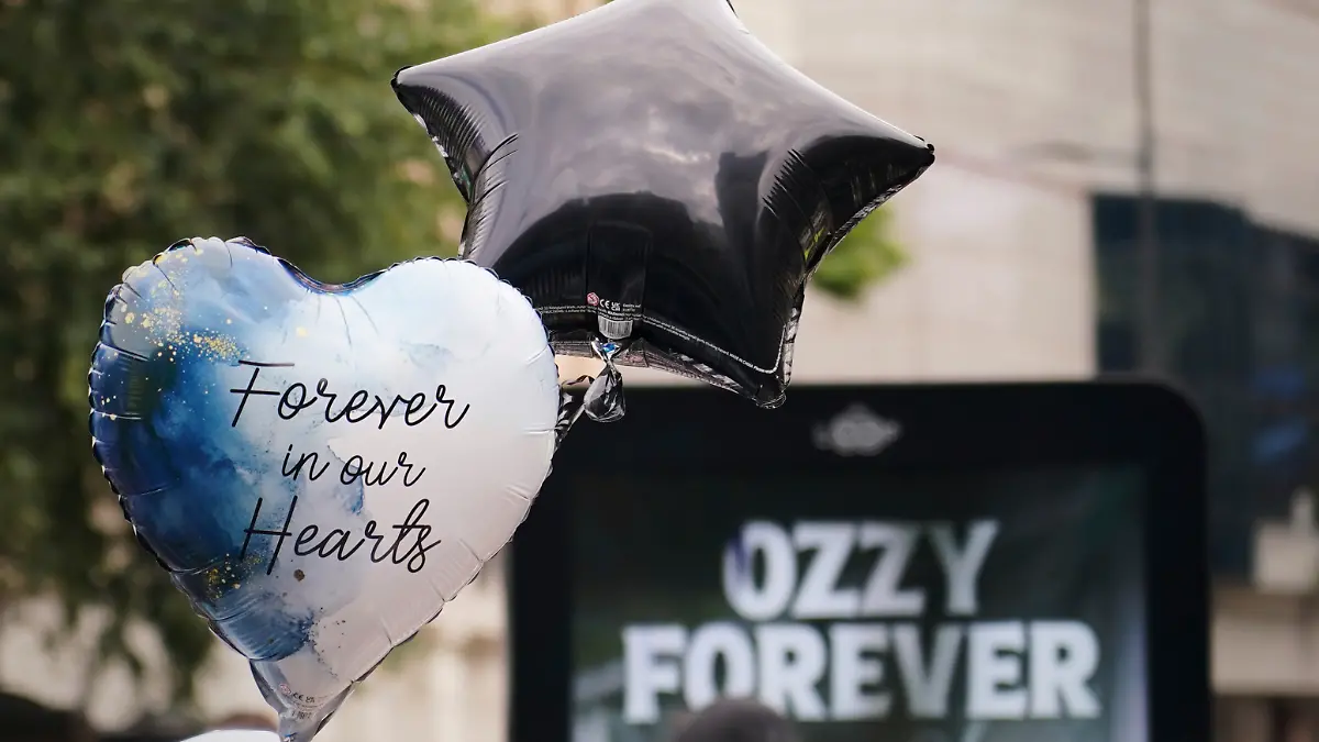 Luftballons anlässlich der Beerdigung von Ozzy Osbourne