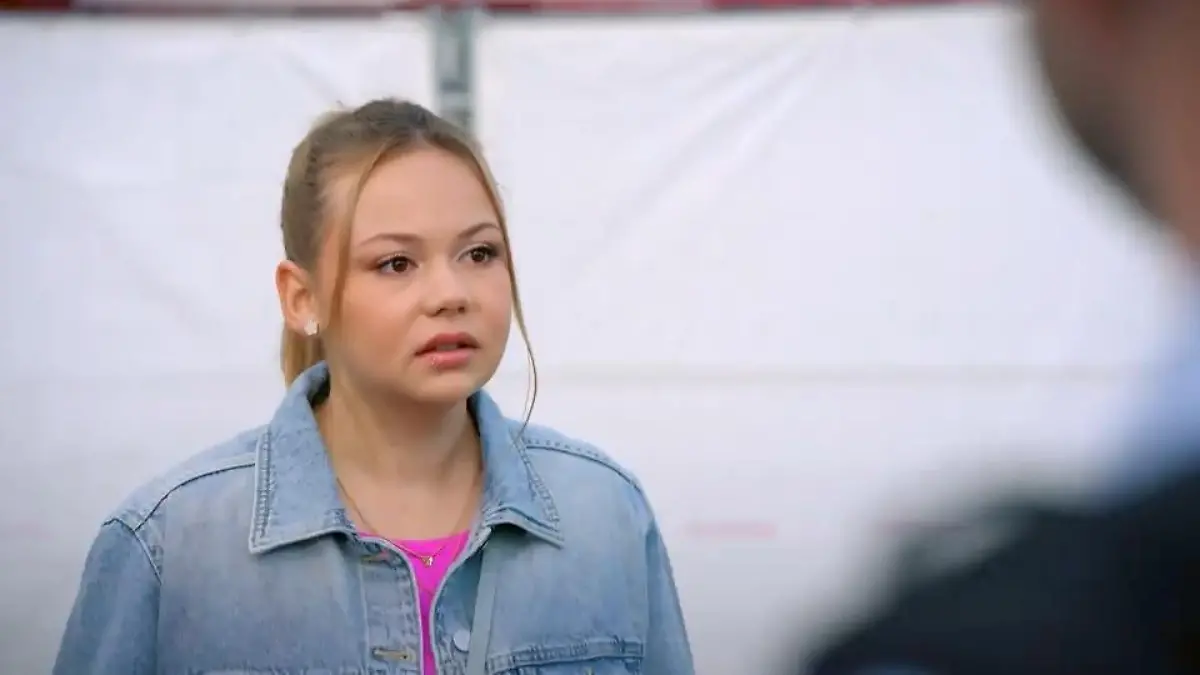 Ronja gerät vor zwei Polizeibeamten in Verlegenheit „Unter uns“-Folge vom 13.08.25 auf RTL+