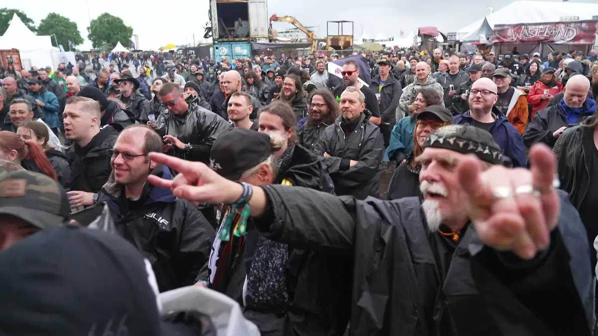 Das schlechte Wetter trübt nicht die gute Laune der Wackenfans.