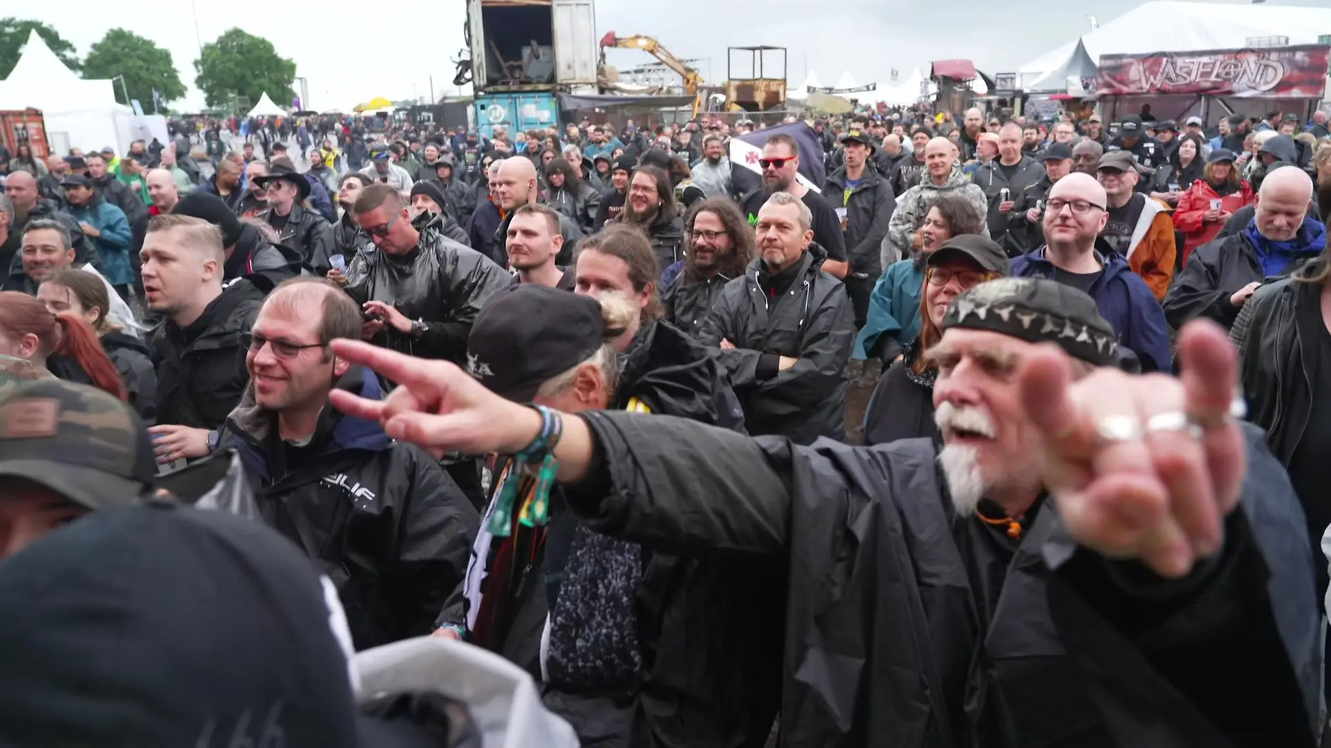 Das schlechte Wetter trübt nicht die gute Laune der Wackenfans.