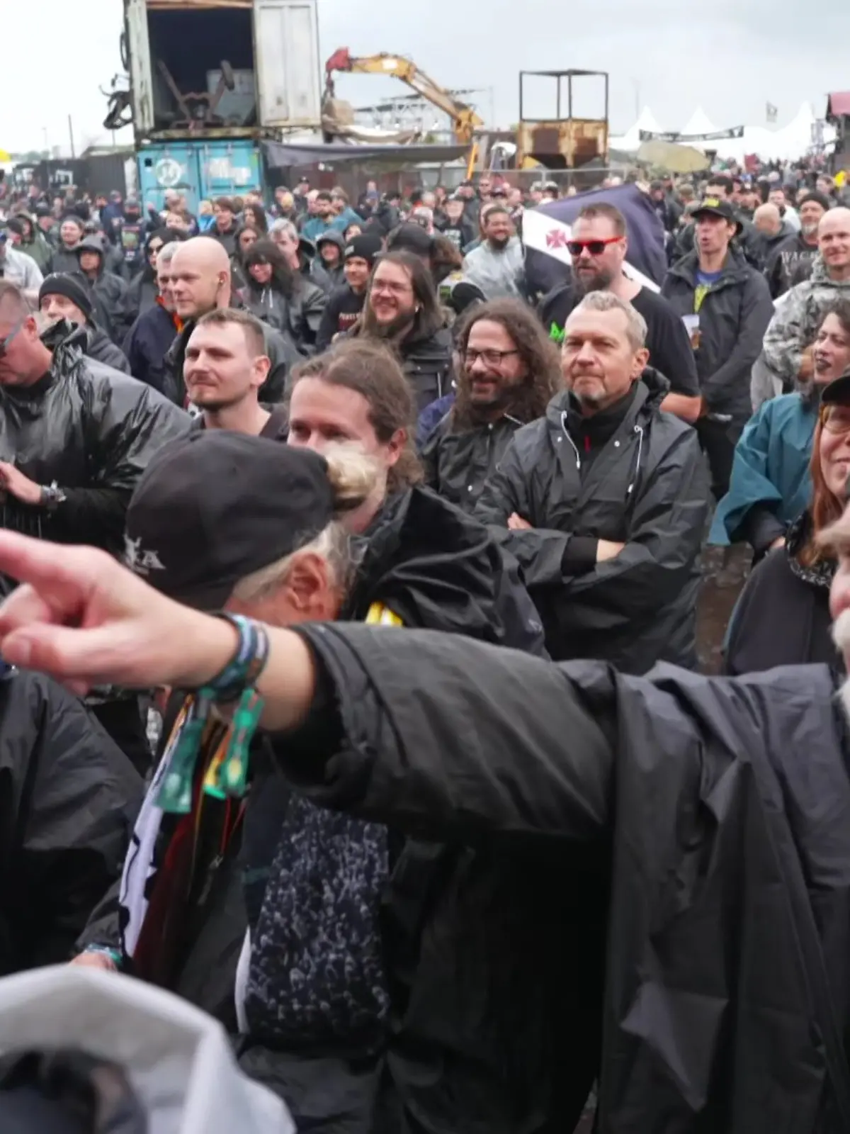 Das schlechte Wetter trübt nicht die gute Laune der Wackenfans.