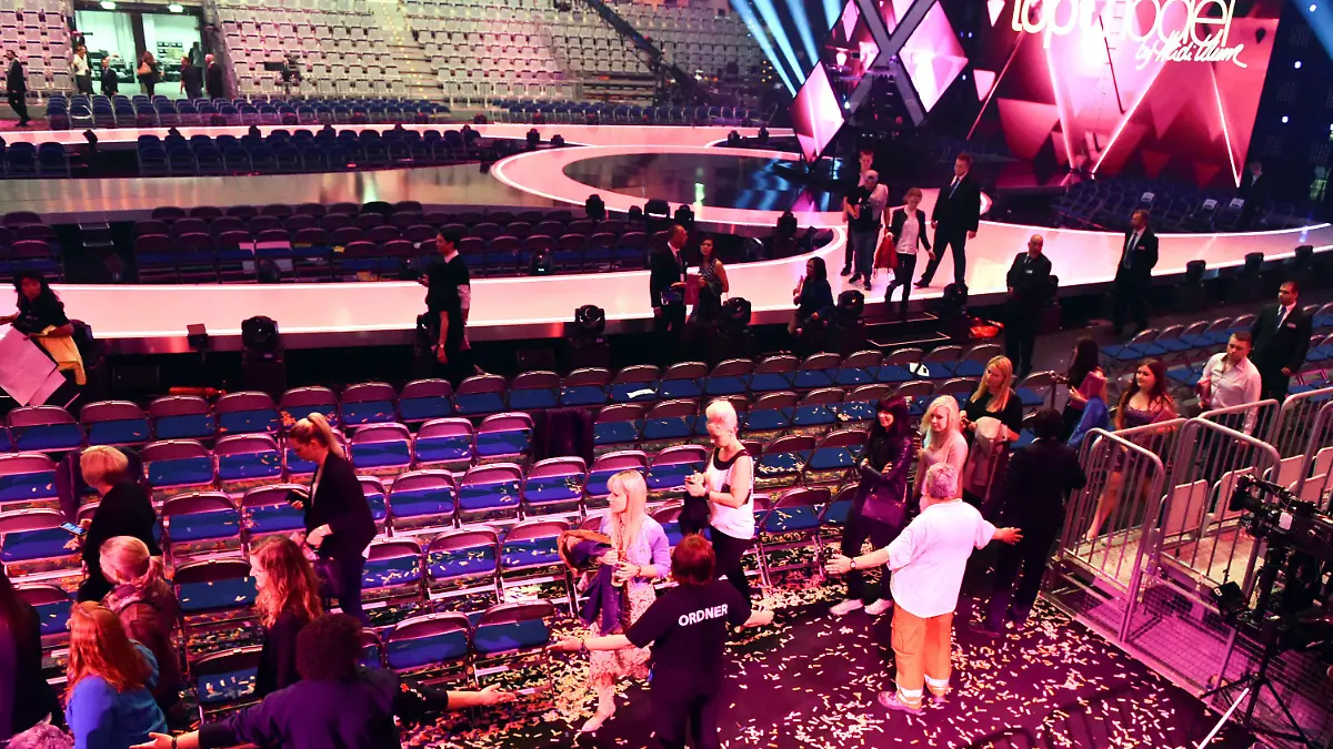 Zuschauer verlassen am 14.05.2015 in Mannheim (Baden-Württemberg) die SAP-Arena beim Finale der zehnten Staffel der Castingshow "Germany's Next Topmodel". Foto: Uwe Anspach/dpa +++(c) dpa - Bildfunk+++