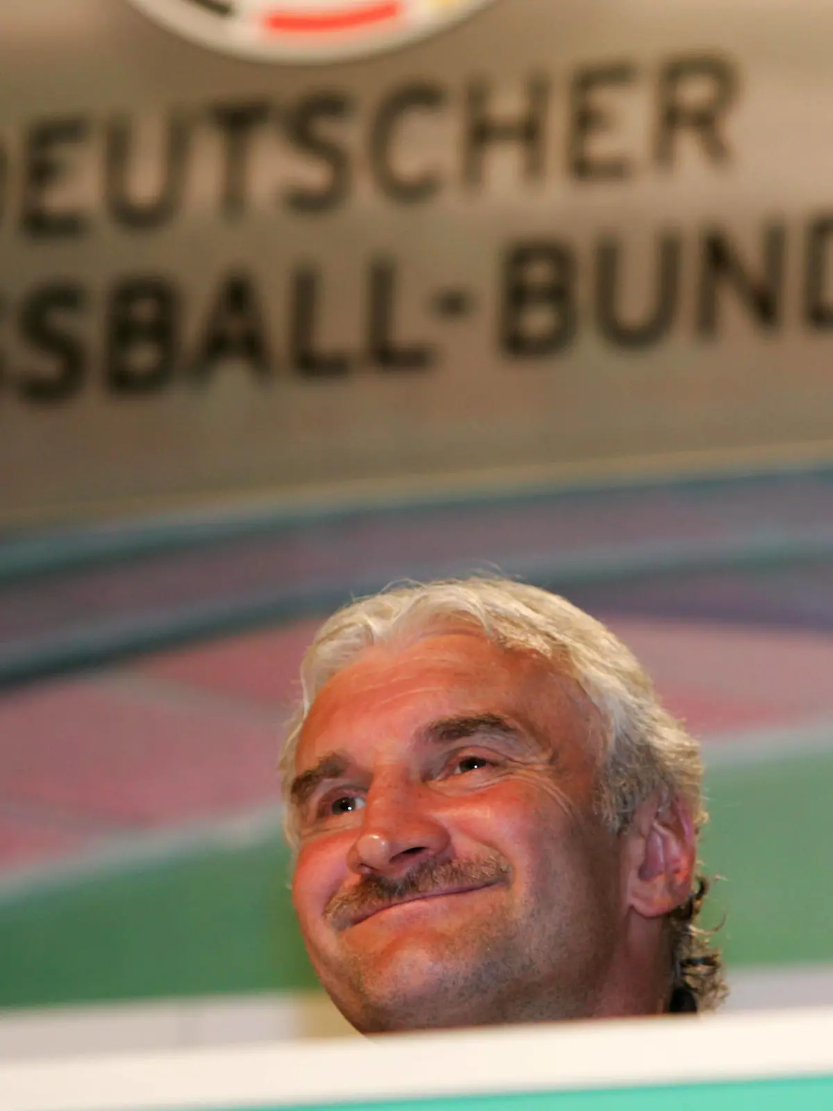 Bildnummer: 01157134  Datum: 10.06.2004  Copyright: imago/ActionPictures
Teamchef Rudi Völler (Deutschland) zuversichtlich während der Pressekonferenz; Pressekonferenz, PK, Pressetermin, Vdig, quer, Trainer, Coach, Nationaltrainer, Nationalcoach, Bundestrainer, Lächeln, Schmunzeln, Grinsen, Deutscher Fußballbund, DFB, Euro 2004, Europameisterschaft, Nationalmannschaft, Nationalteam, Faro, Almancil Fußball EM Herren Mannschaft Einzelbild optimistisch Randmotiv Personen