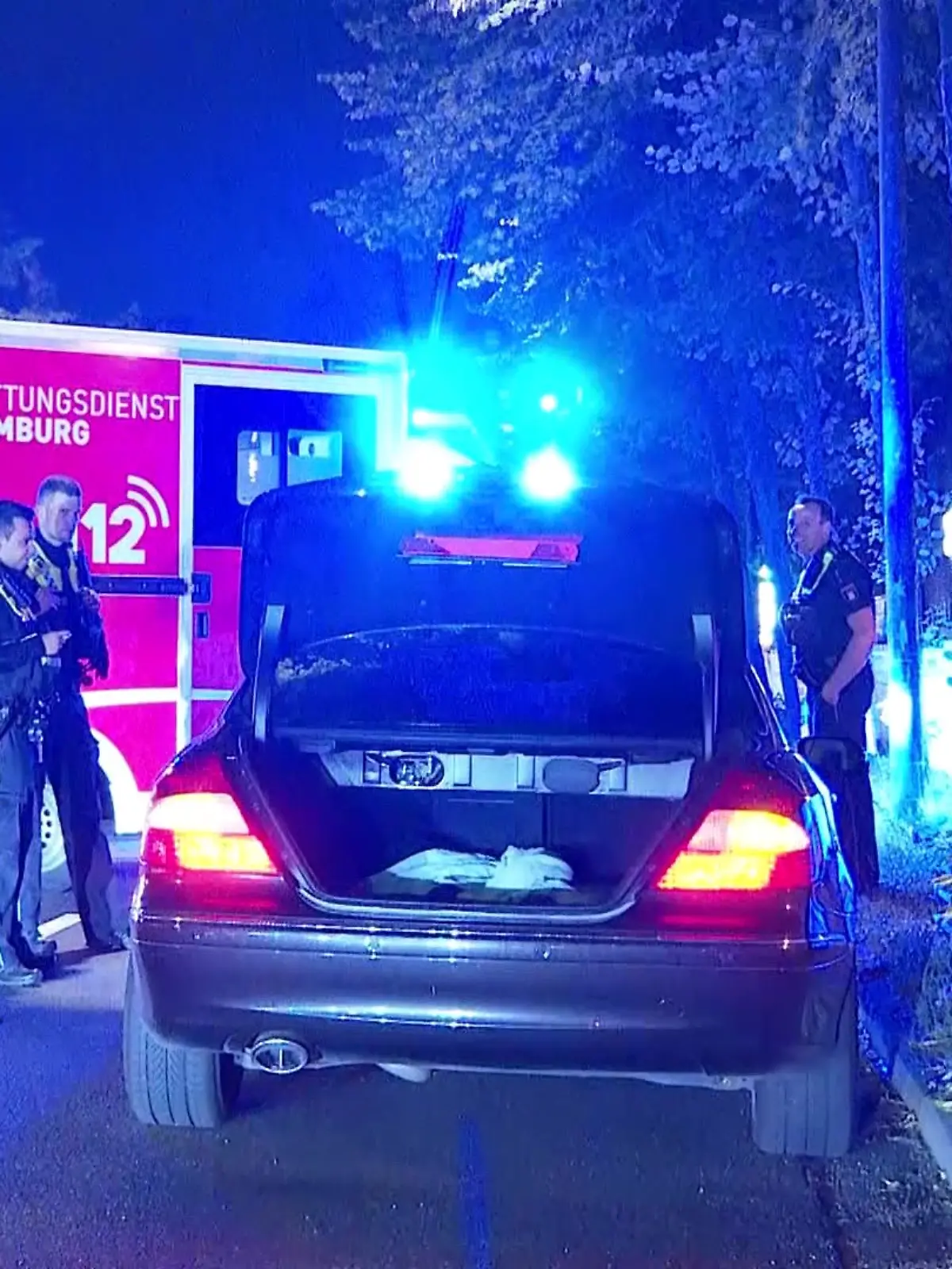 Das Mädchen flüchtete aus einem Mercedes.