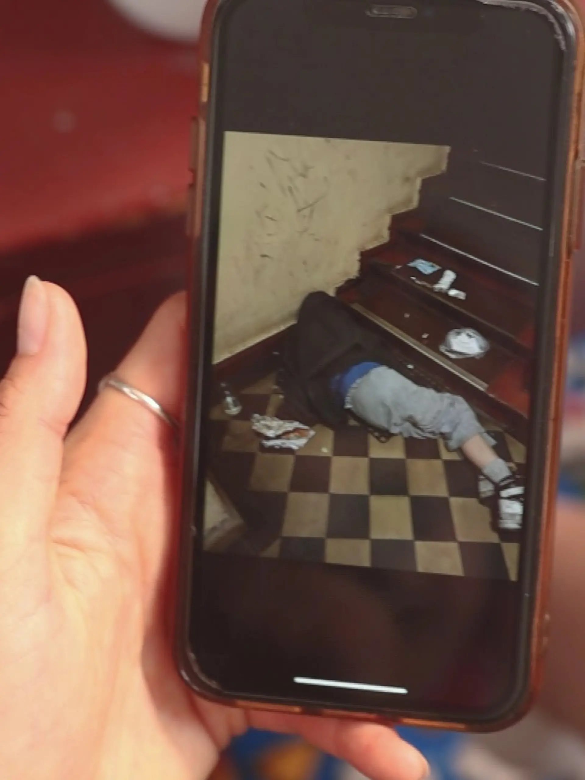 Im Flur eines Mehrfamilienhauses in Berlin hausen Obdachlose und Junkies.