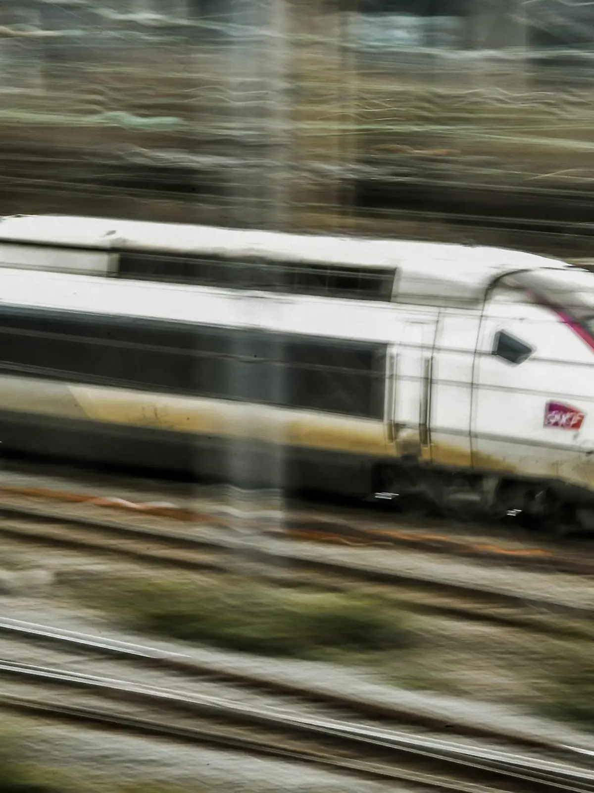 Bild zu: "Schnellzug kracht in Laster – ein Toter!"