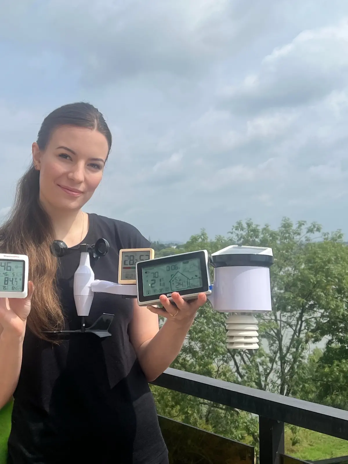 RTL-Reporterin Isabelle Kurz hält die getesteten Wetterstation in ihren Hände. Sie steht auf ihrem Balkon