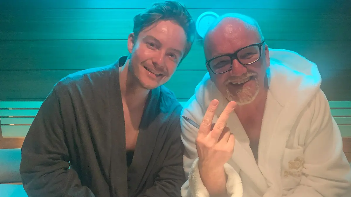 Mit DJ Ötzi saß Tim Peters bei ihrem ersten Treffen direkt in der Sauna. Beide verstehen sich nach der ersten hitzigen Song-Produktion bestens.