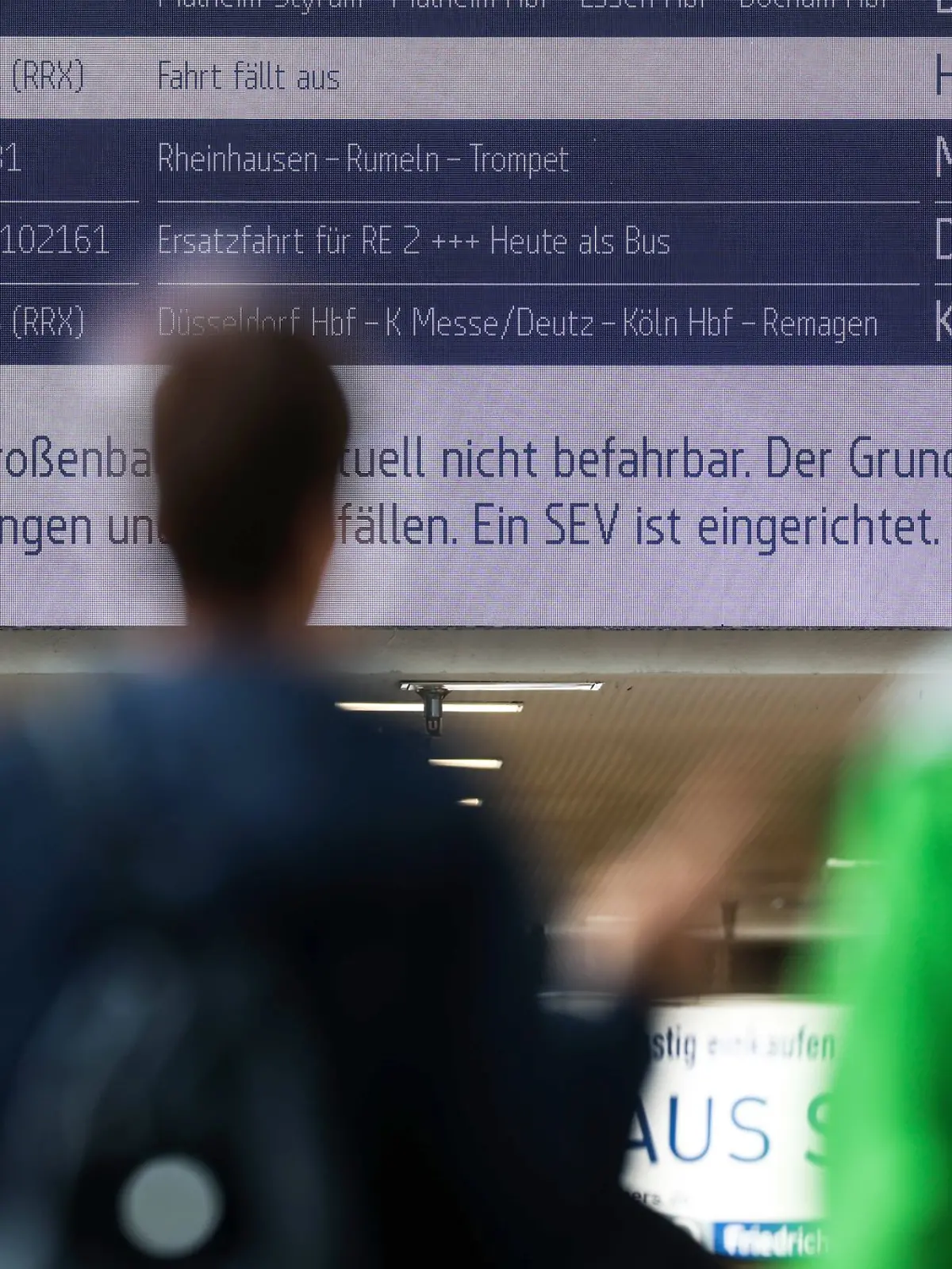 Bild zu: "Bahnstrecke lahmgelegt – steckt dahinter eine Sabotage-Aktion? "