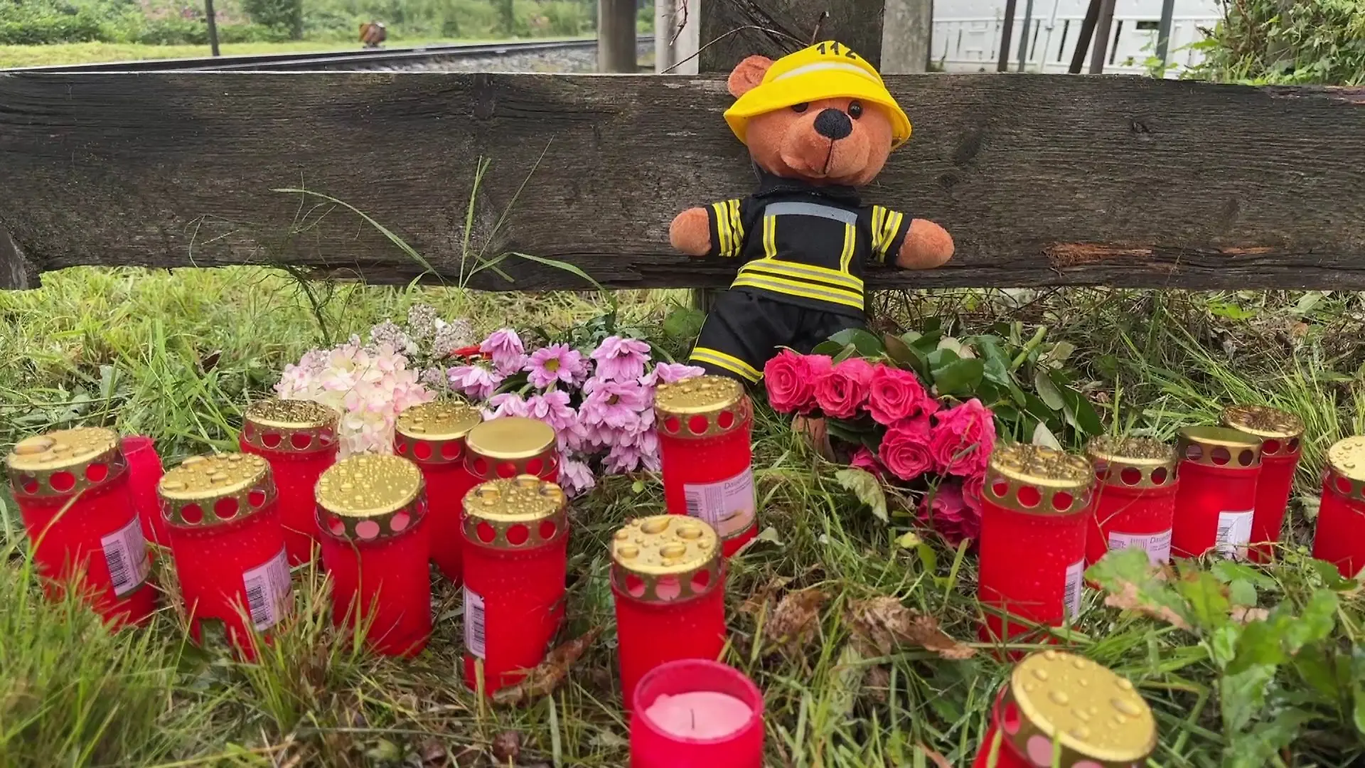 Ein kleiner Teddy in Feuerwehruniform wurde an der Unfallstelle niedergelegt.