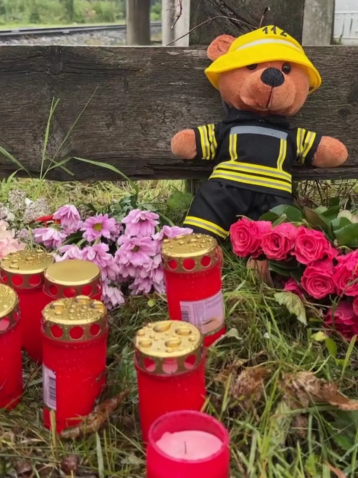 Ein kleiner Teddy in Feuerwehruniform wurde an der Unfallstelle niedergelegt.
