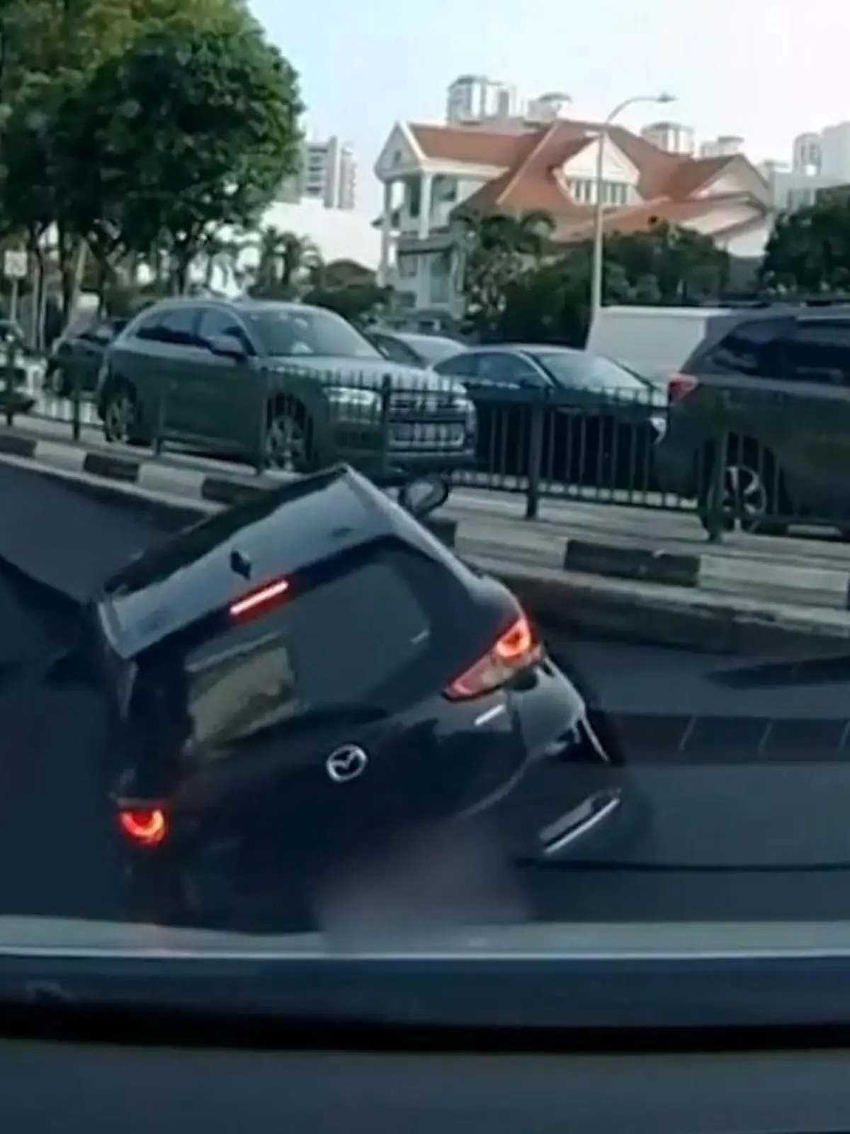 Bild zu: "Sie gibt Gas – dann ist sie plötzlich weg! Krater verschluckt Autofahrerin"