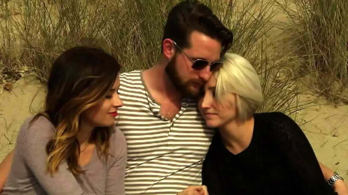 Jane, Brooke und Adam aus Los Angeles führen seit zwei Jahren eine polygame Beziehung. Sie leben auch mit zwei Kindern zusammen.