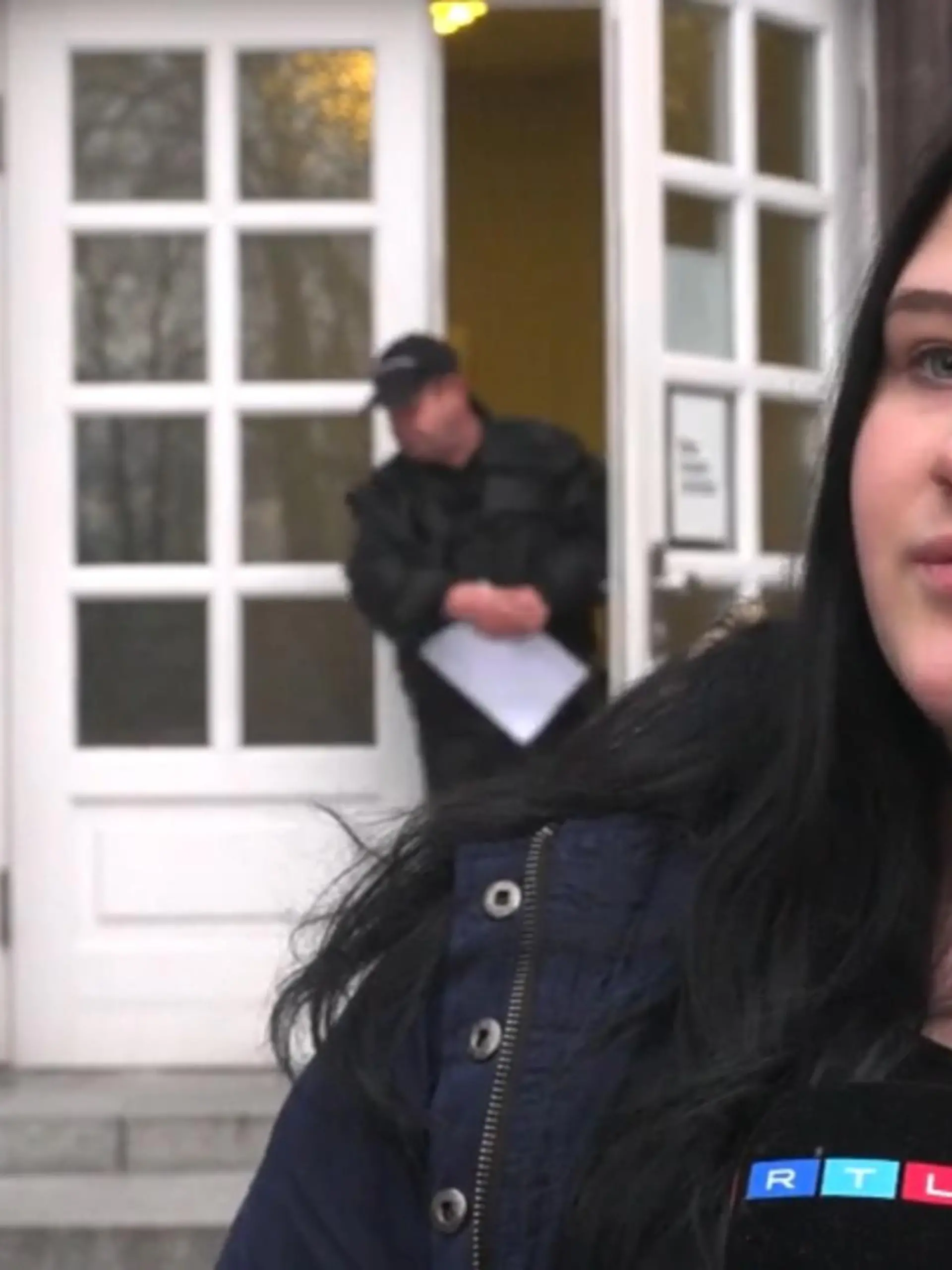 Es muss für Lea aus Annaberg-Buchholz in Sachsen schlimm gewesen sein, ihrem Stalker und Angreifer vor Gericht am Freitag noch einmal in die Augen sehen zu müssen. Jan K. hatte im Juni 2022 mit einem Messer mehrmals auf die Jugendliche eingestochen, weil sie seine Liebe nicht erwiderte. Zum Glück überlebte Lea die Attacke. Doch bis heute ist sie von ihren Verletzungen gekennzeichnet, kann nicht mehr normal sprechen. Trotzdem will sie stark bleiben, ihre Stimme erheben und zeigt sich bewusst offen vor unserer Kamera.