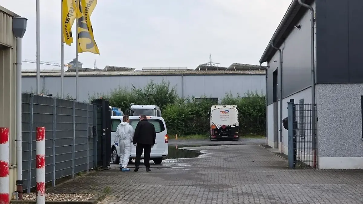 Ein Mitarbeiter der Abschleppfirma hatte die Leiche im Kofferraum gefunden.