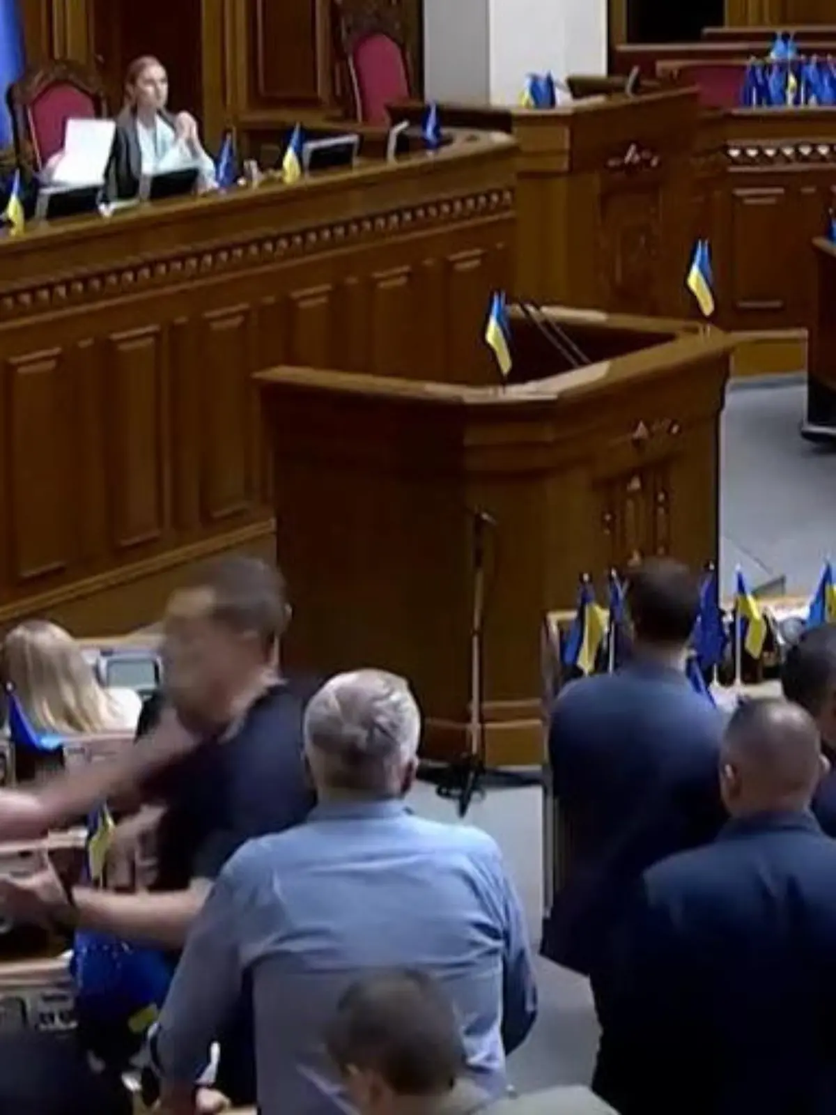 Bild zu: "Prügel-Politiker liefern sich Schlagabtausch im Parlament – vor wegweisender Abstimmung!"