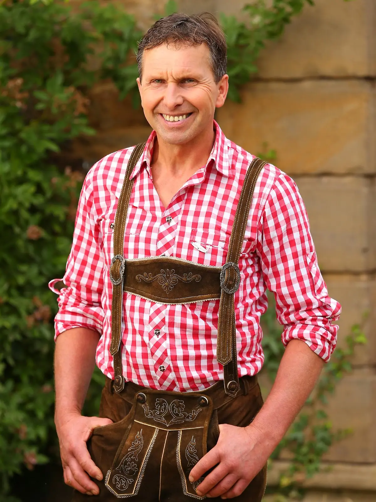 Gottfried, der muntere Milchbauer, hat sich für das Scheunenfest besonders schick gemacht.