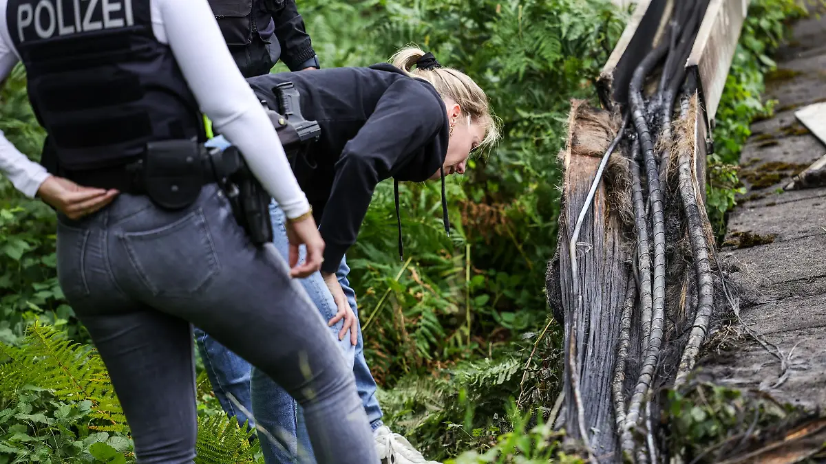 Der wohl absichtlich gelegte Brand wird zu massiven Behinderungen im Berufsverkehr führen.
