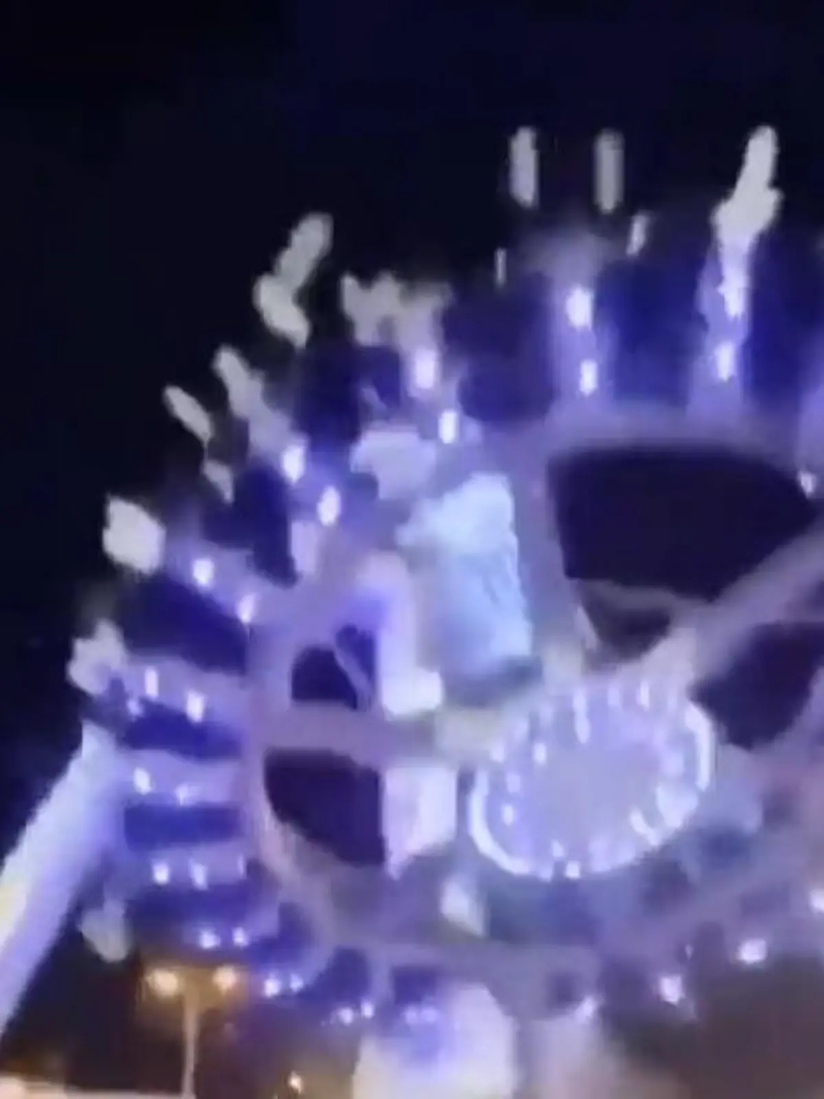Bild zu: "Horror-Unfall im Freizeitpark! Vollbesetztes Karussell bricht einfach ab"