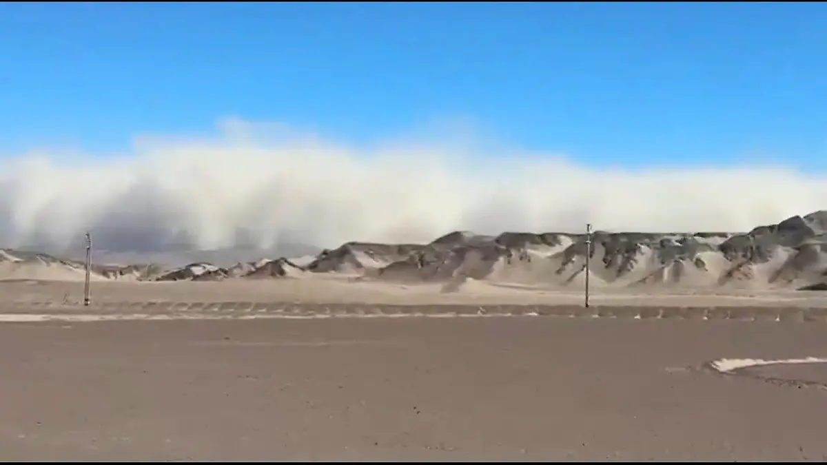 Sturm hüllt Städte in Peru in Staub, Sand und Dunst Apokalyptische Sandsturm-Walze