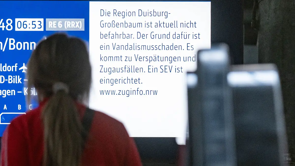 Die Reparaturarbeiten auf der Strecke zwischen Düsseldorf und Duisburg dauern nach einem Kabelbrand viel länger als ursprünglich gedacht.