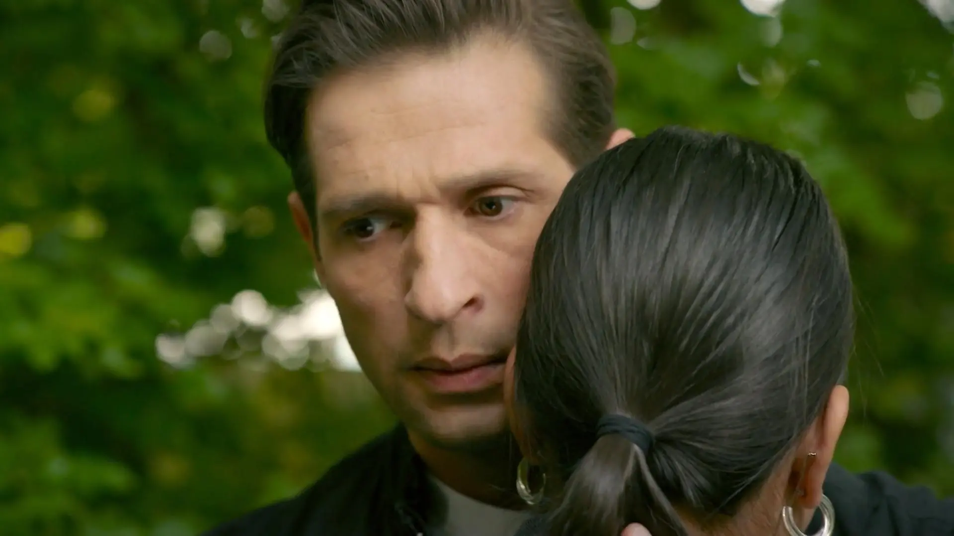 Deniz (gespielt von Igor Dolgatschew) und Charlie (gespielt von Shaolyn Fernandez)