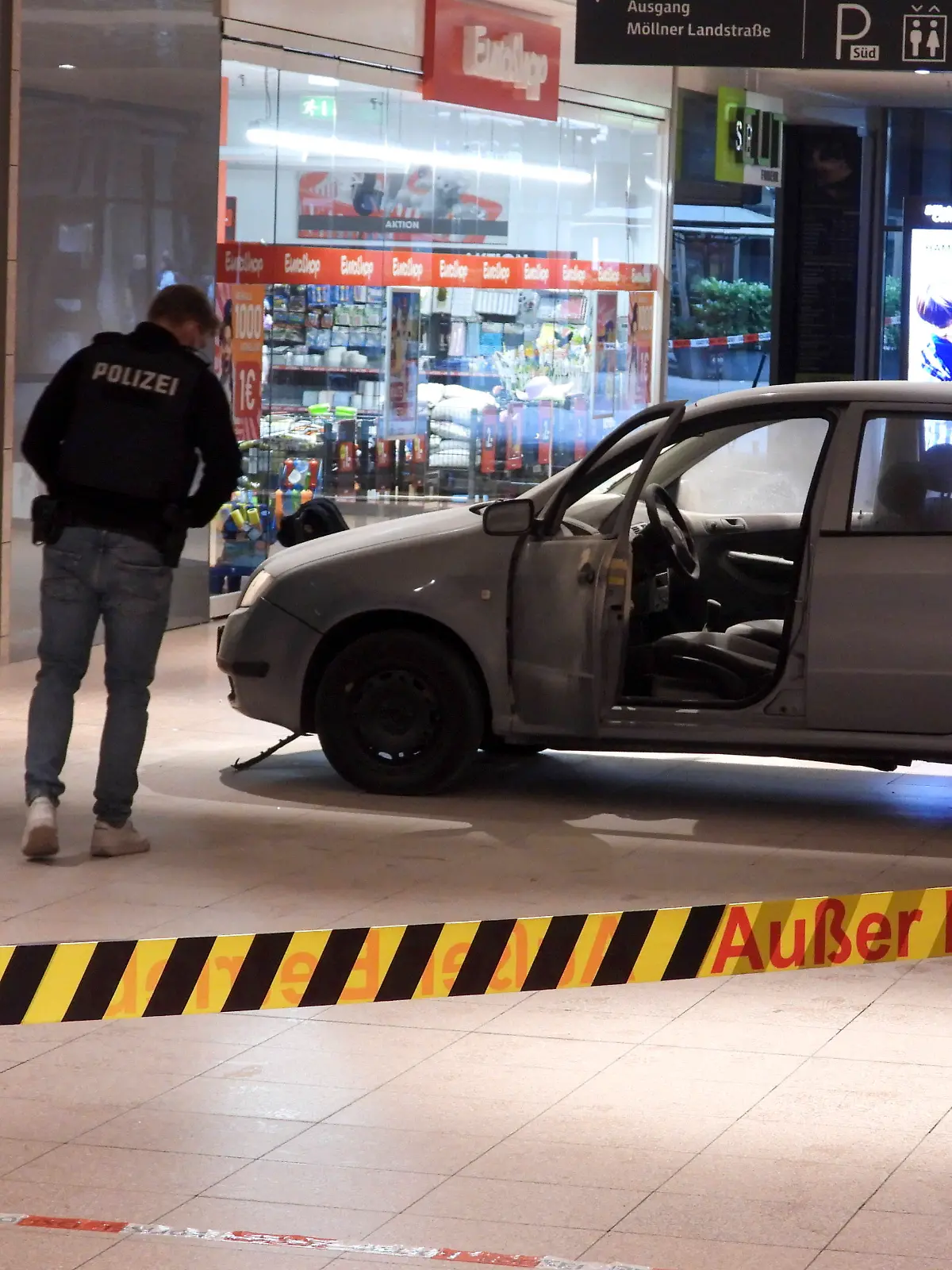 Bild zu: "Dreistes Einbrecher-Trio rast mit Auto in Hamburger Juweliergeschäft"