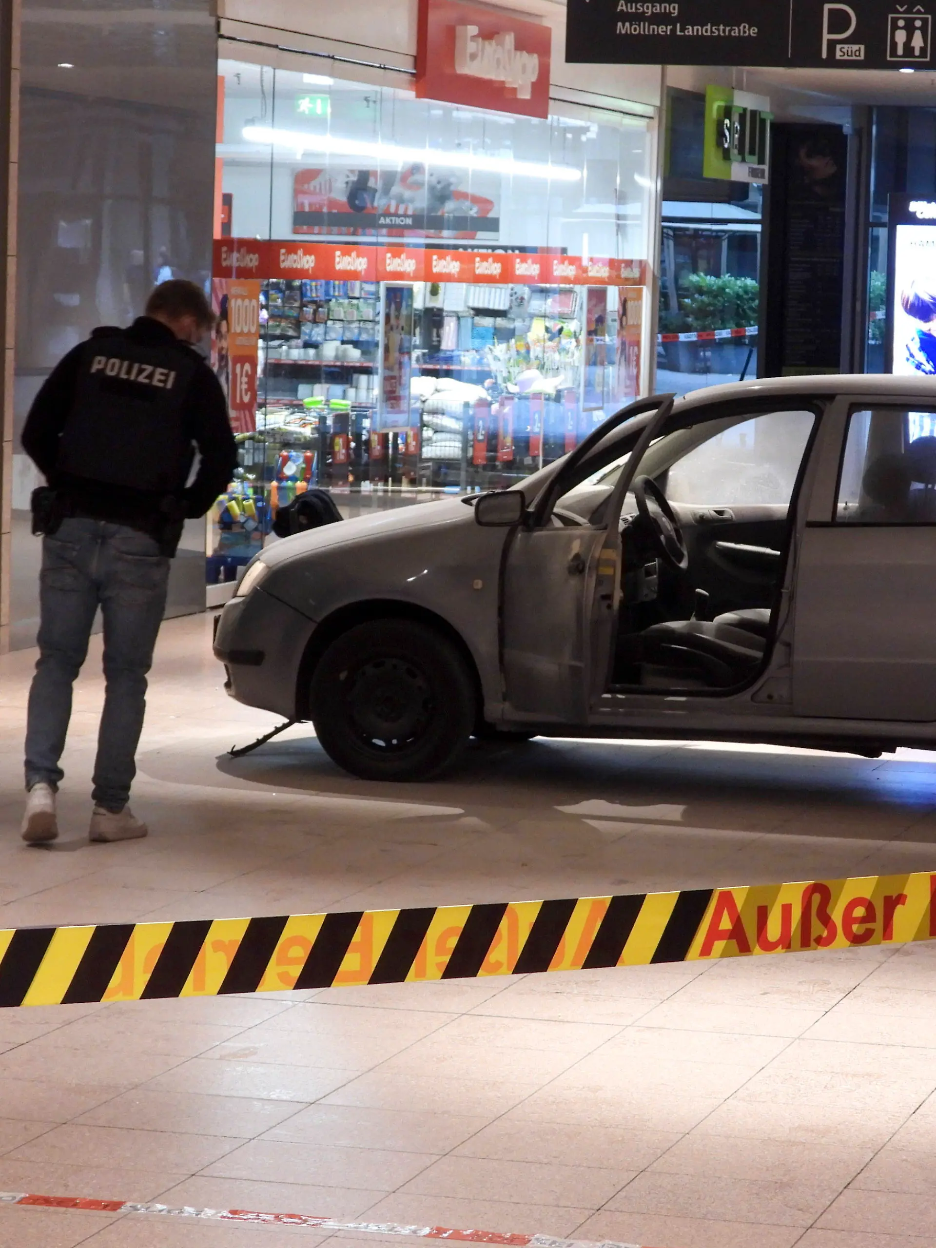 Bild zu: "Dreistes Einbrecher-Trio rast mit Auto in Hamburger Juweliergeschäft"