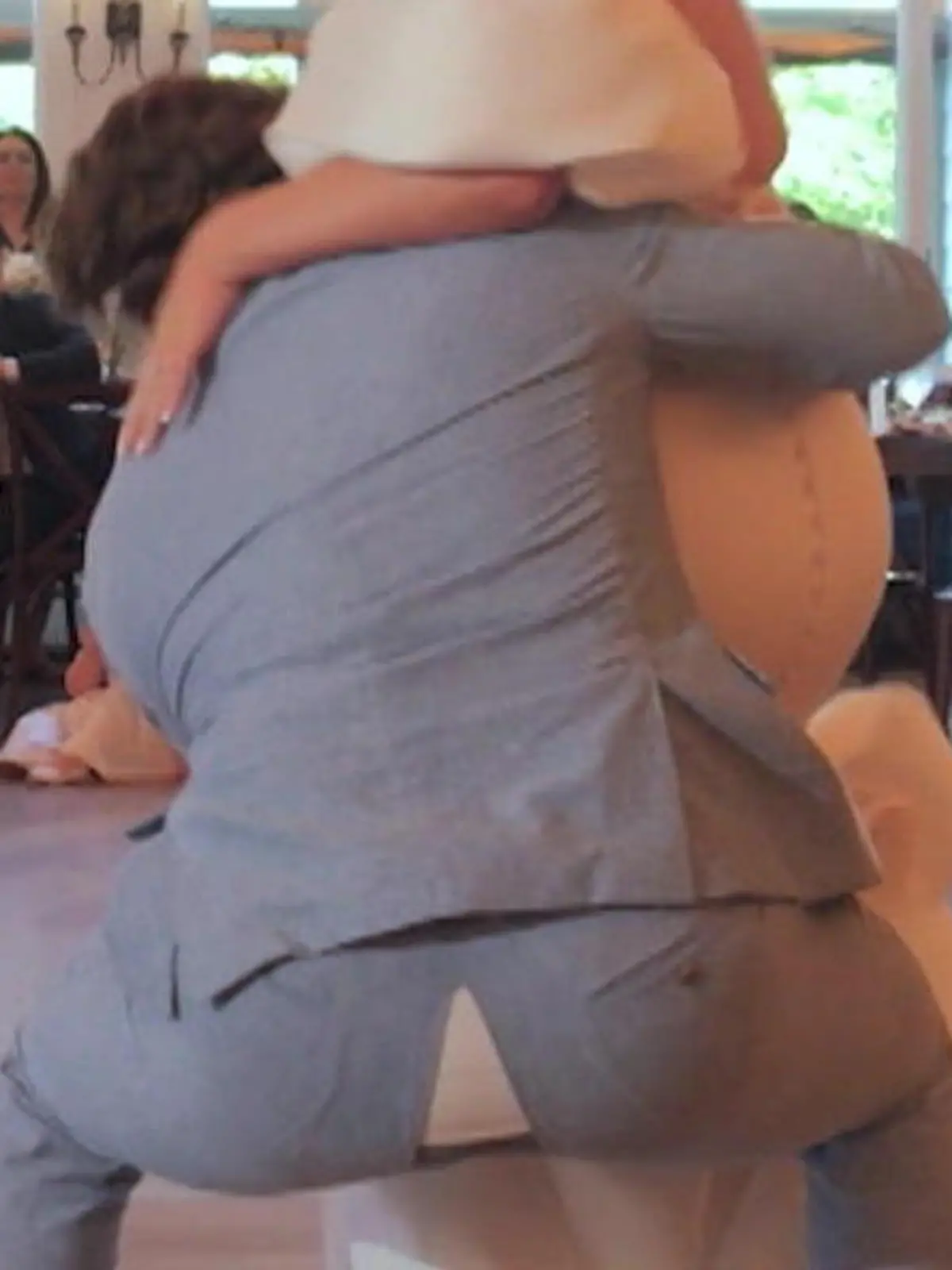 Bild zu: "Blamage beim Hochzeitstanz! Plötzlich sehen alle den Schlüpper"