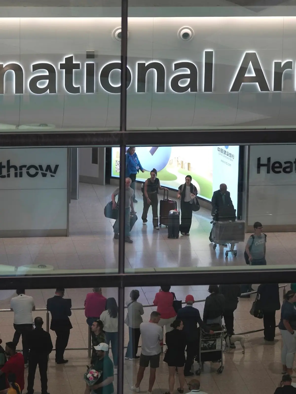 Bild zu: "Gefährliche Stoffe vermutet! Terminal am Flughafen Heathrow evakuiert"