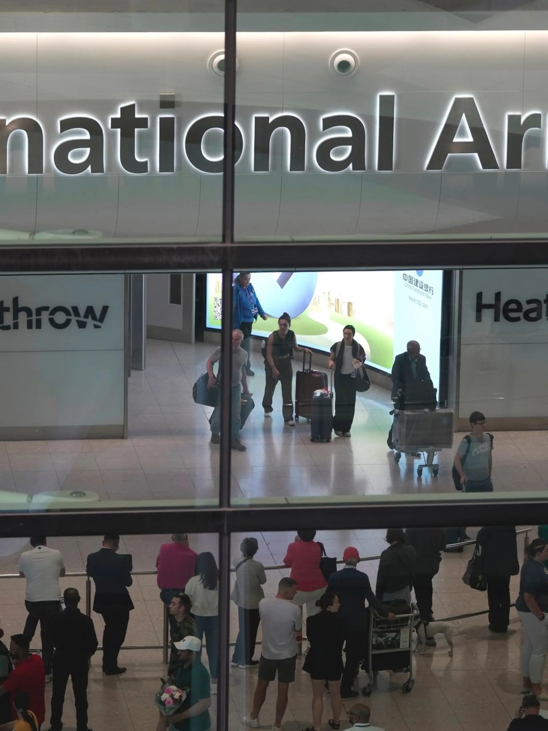 Bild zu: "Gefährliche Stoffe vermutet! Terminal am Flughafen Heathrow zwischenzeitlich evakuiert"